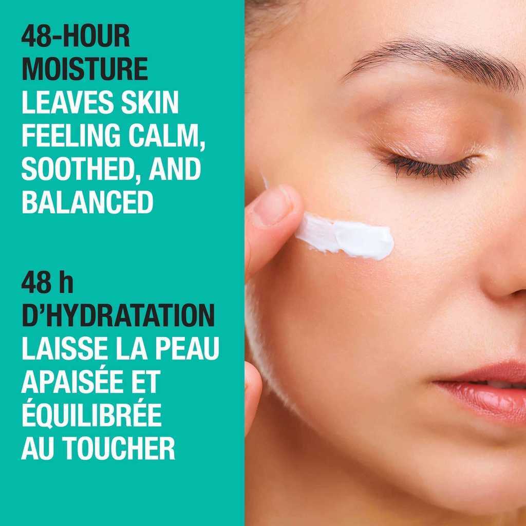Gros plan du côté droit du visage d'une femme appliquant une crème pour le visage, avec la mention « 48 h d'hydratation, laisse la peau apaisée et équilibrée au toucher ».