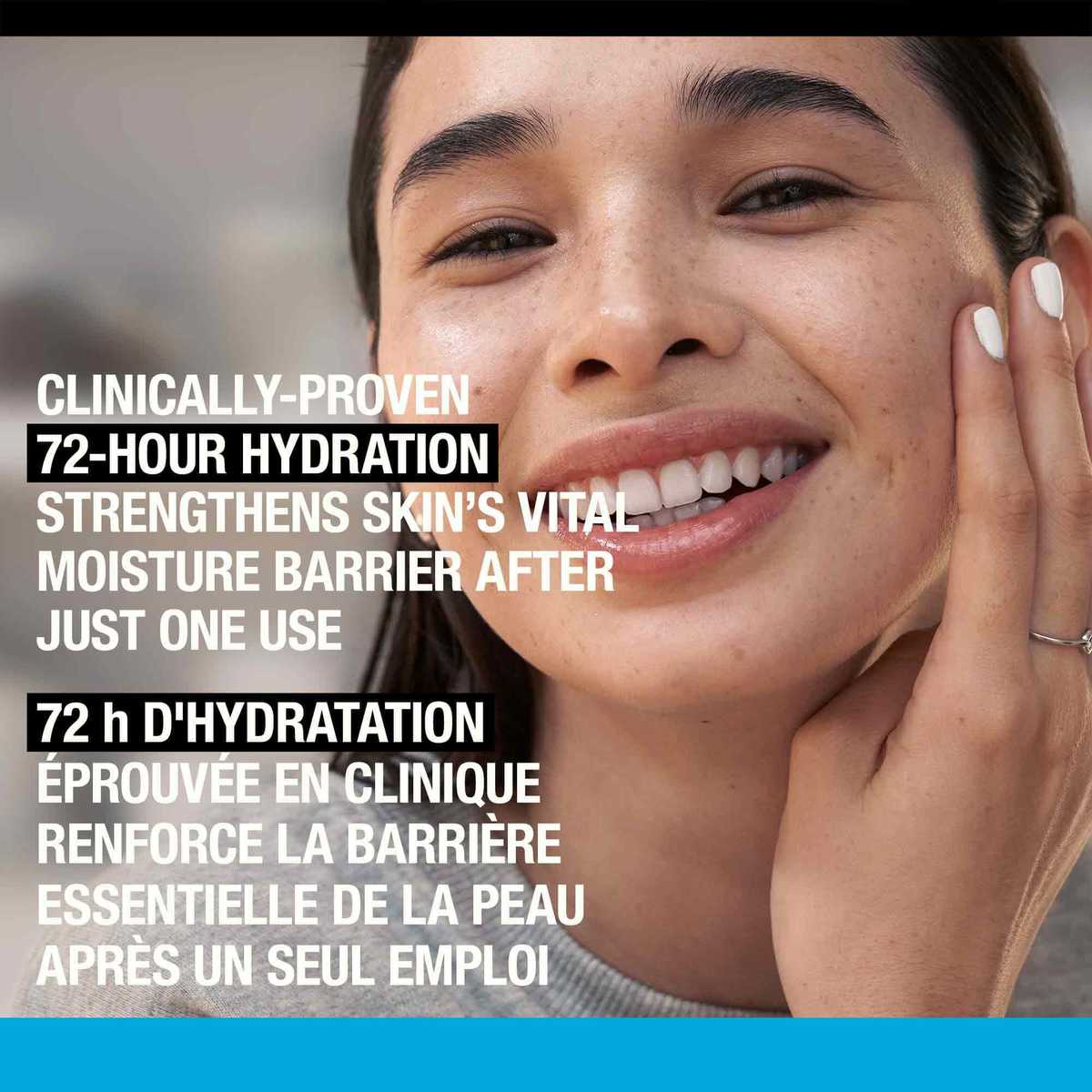 Image d'une femme se touchant la peau et souriant, avec la mention « 72 h d'hydratation éprouvée en clinique ».