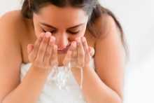 Femme se lavant le visage avec un produit NEUTROGENA®