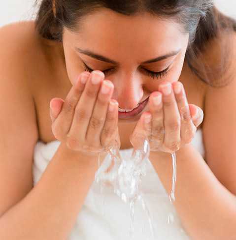 Femme se lavant le visage avec un produit NEUTROGENA®